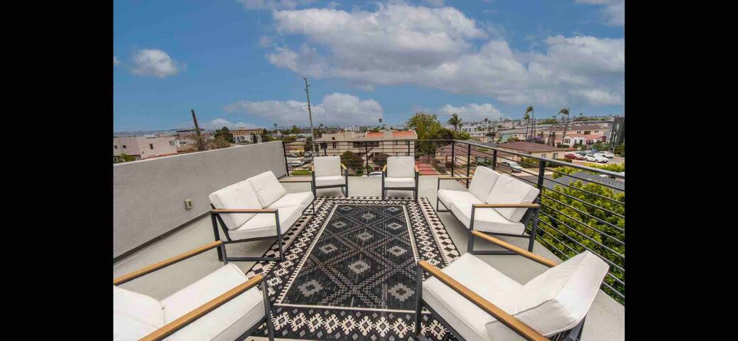 Outdoor/Indoor Living!! Hot Tub, Views, Rooftop gallery image 2