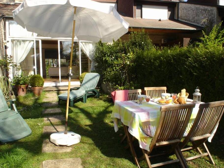 Jardin fermé de l'autre côté de la maison (mitoyenne).
