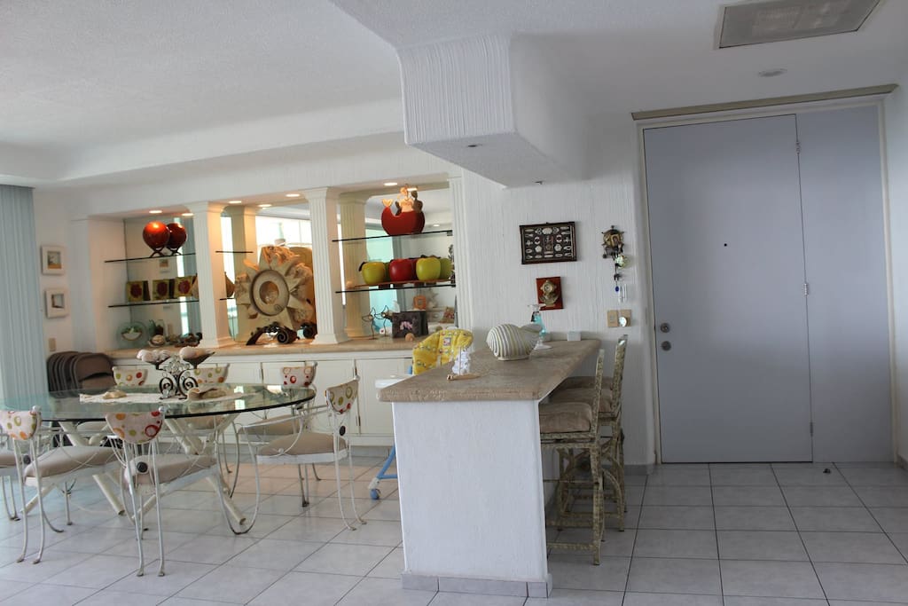 Entrance/Bar/Dining room