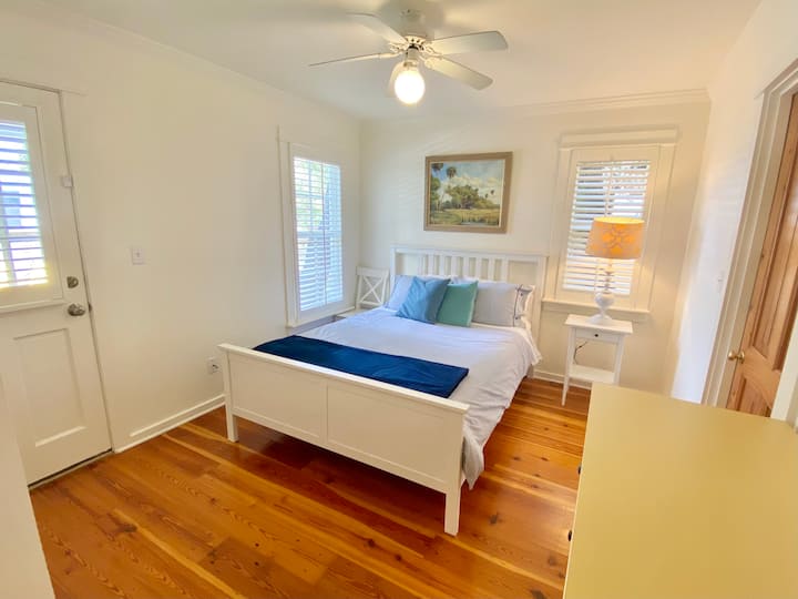 Chumba cha kulala cha ghorofa ya chini kina mlango wa kujitegemea wa bafu na sehemu ya nyuma ya ukumbi /bwawa.