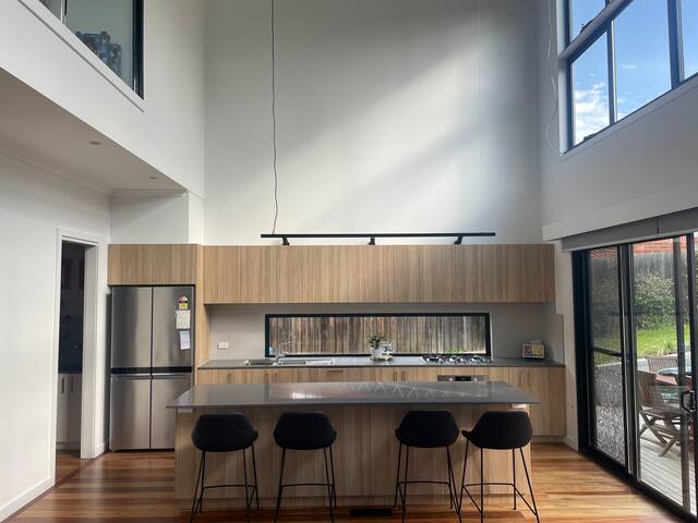 Flawlessly presented open plan living, 4 bedrooms gallery image 5