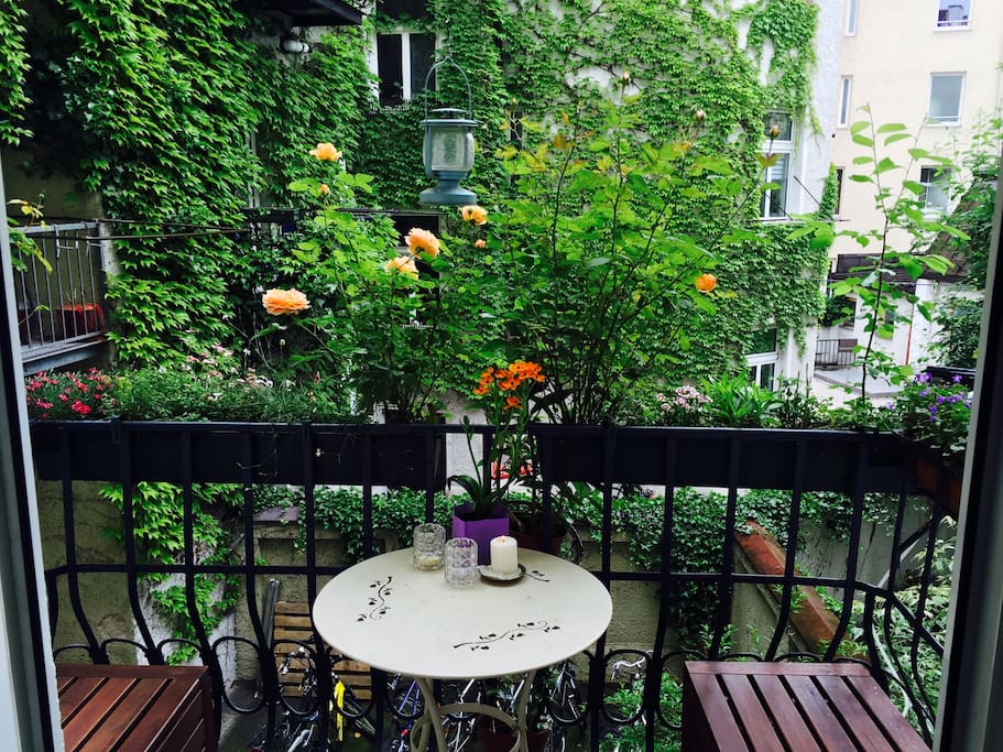 Unser schöner kleiner Balkon geht zum Hinterhof raus.