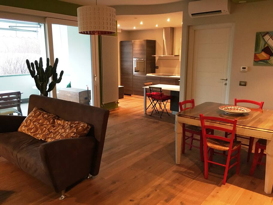 Zona giorno con cucina - Living room and kitchen