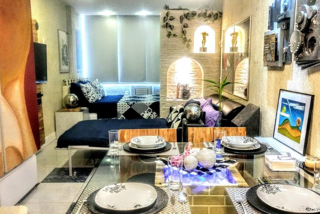 Visão a partir da cozinha com o sofá cama de casal aberto