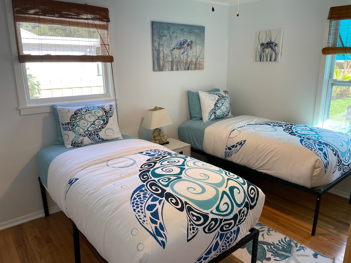 მე-2 საძინებელში არის 2 XL (ექსტრა-დიდი) ორადგილიანი საწოლი ახალი პლუშის ლეიბებით ბავშვებისთვის ან მოზარდებისთვის. Შეიკრიბეთ ისინი წყვილებისთვის კალიფორნიის სამეფო საწოლად იქცა. Მოითხოვეთ და ჩვენ მოგიმზადებთ მას King-ის ფურცლების ნაკრებებით. 