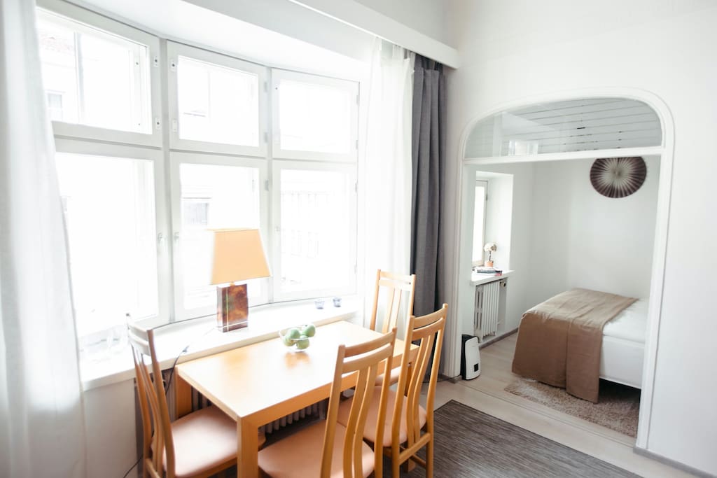 Large window with a lot of daylight