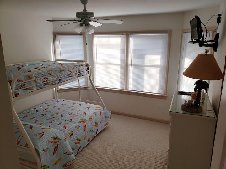 Трета спална соба во задниот дел на куќата со двоен кревет на спрат и единечен кревет.