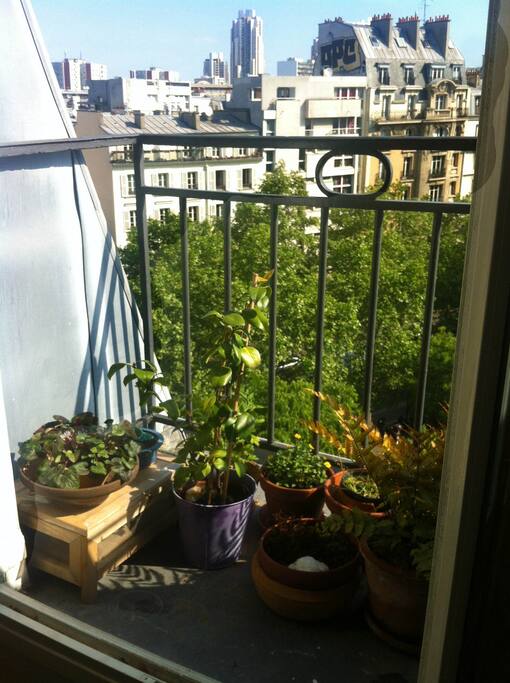 The apartment has a unique clear view on street life below. Standing on the 6 th floor, it is very calm.
