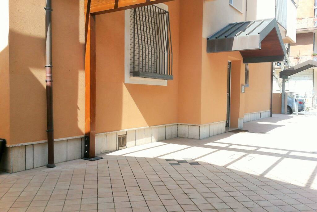 Cortile recintato attorno alla casa