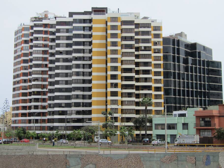 Modern building at the heart of Miraflores. Edificio moderno en el corazón de Miraflores.