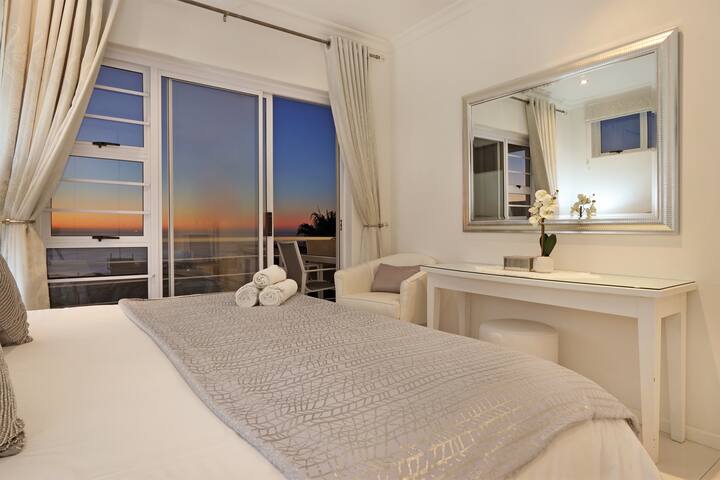 Devinia’s Gem- A sparkly ocean view Penthouse gallery image 4