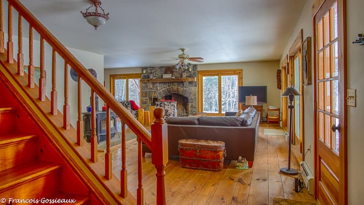 ห้องนั่งเล่นจากบันไดขึ้นชั้นบน