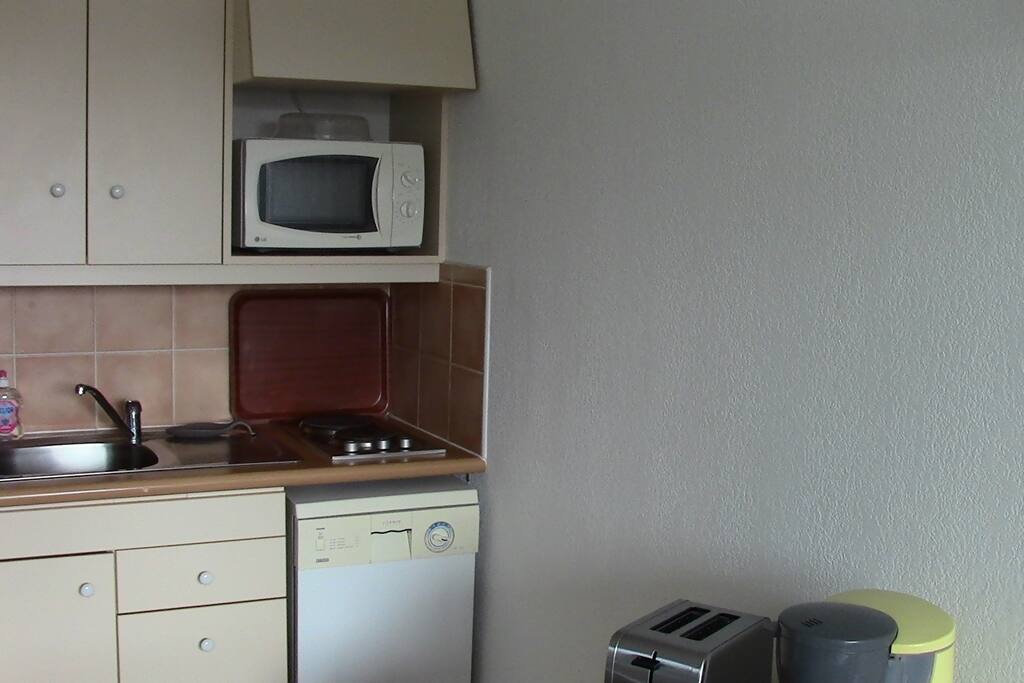 Cuisine ( lave-vaisselle, micro-onde , cafetière, expresso , grille pain , bouilloire...)