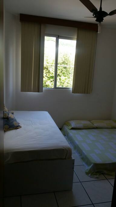É possível organizar o quarto para utilizar o colchão no chão, além da cama.
