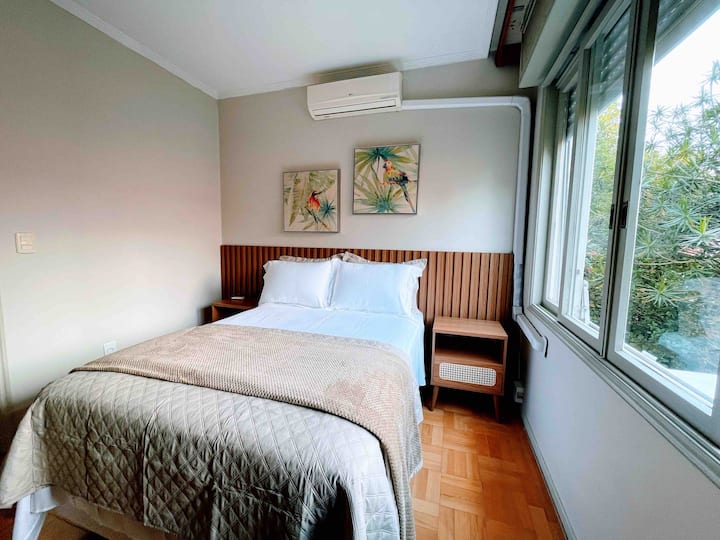 Ორადგილიანი საძინებელი ცხელი და ცივი კონდიციონერით.