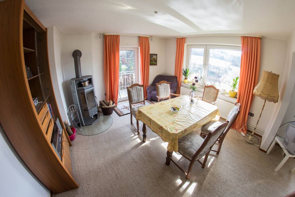 Das Wohnzimmer mit Kamin