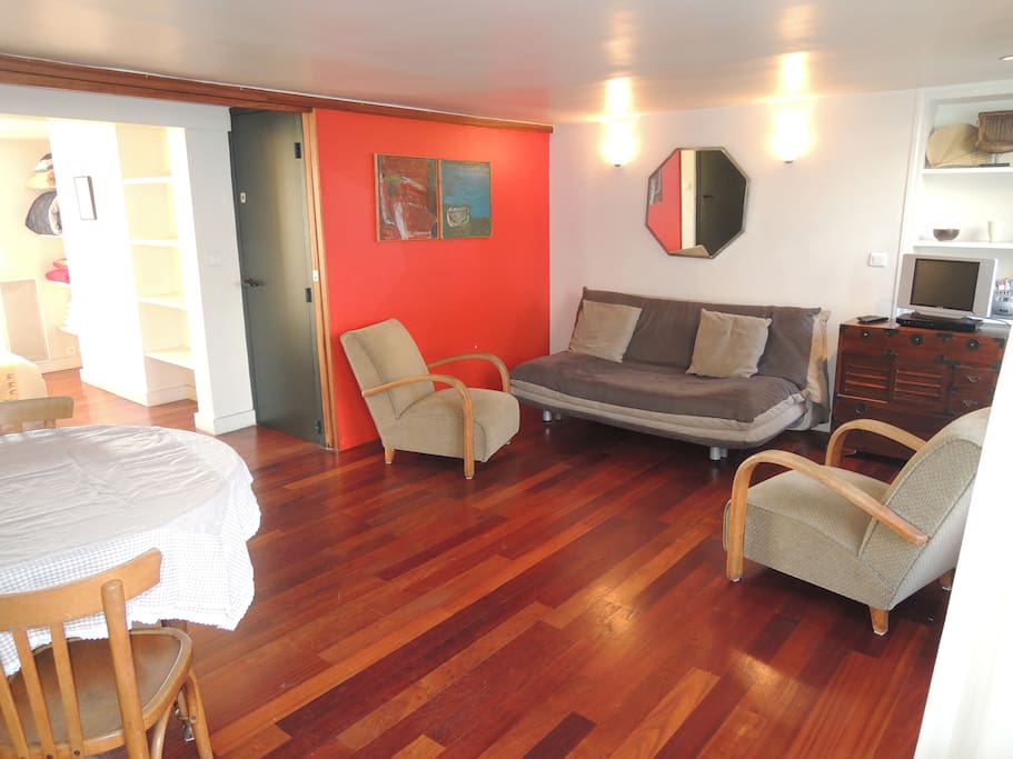 Séjour lumineux confortable avec 2 fauteuils et un canapé-convertible double