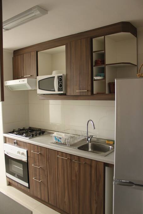 Cocina con microondas y hervidor
