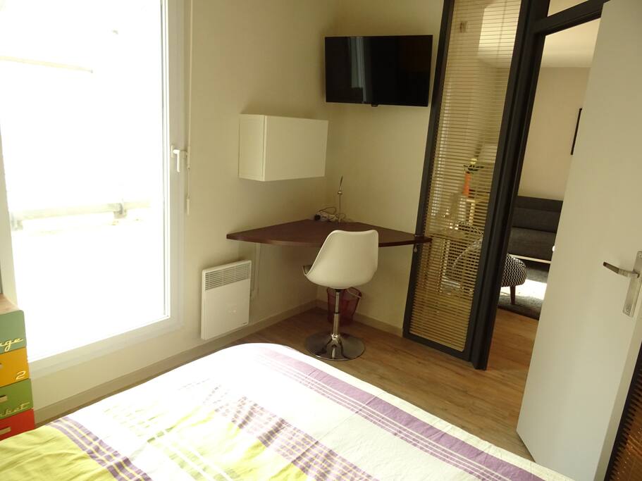 Chambre donnant sur terasse avec coin bureau, internet et TV