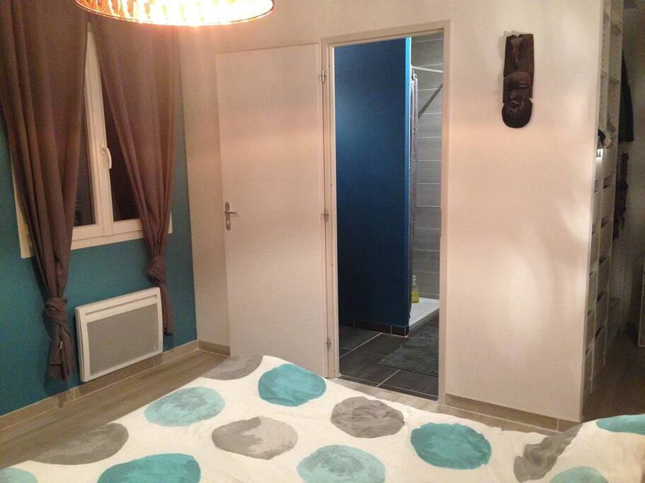 Chambre avec salle de bain et dressing