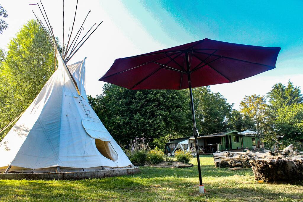 Placés au deux extrèmitées du parcs, les Tipis ont chacun leurs privacité