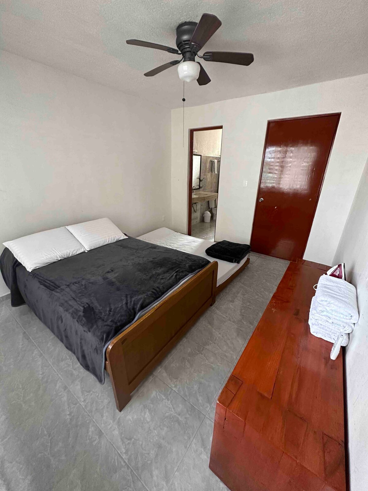 主卧配有两张双人床，一张床从楼下出来。
独立卫生间 