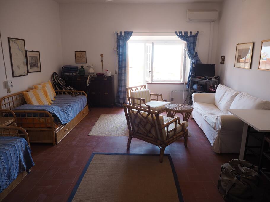 Stanza principale, letti singoli a sx, divano-letto a dx