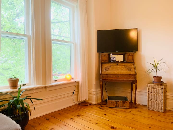Stylish Second-floor Apartment In Historical Home - Owen Sound