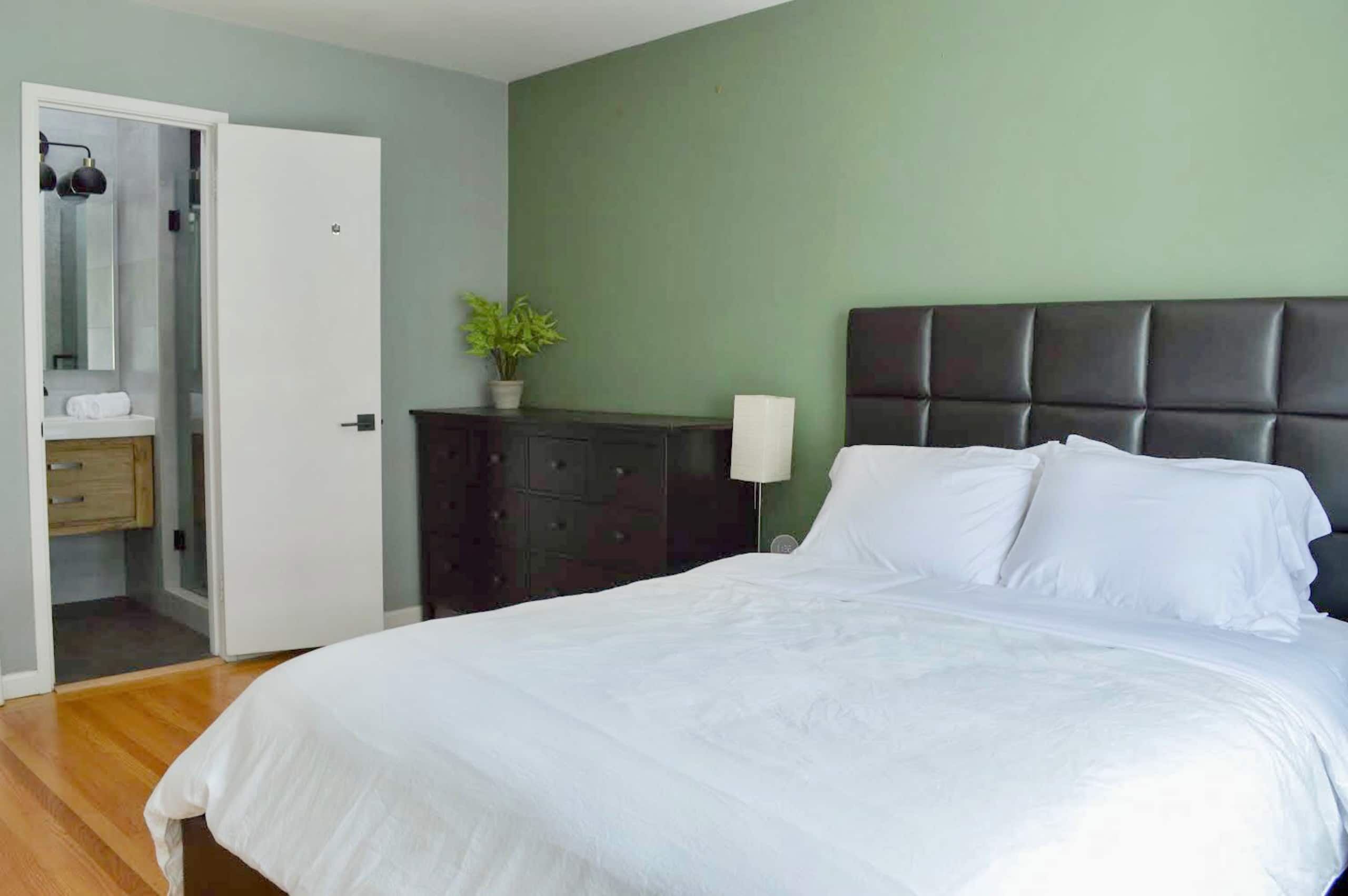 Home in San Francisco · ★4.96 · 2 bedrooms · 3 beds · 2 baths - Image 8