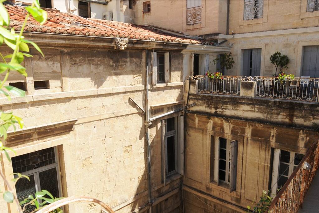 Vue sur la cour depuis la passerelle