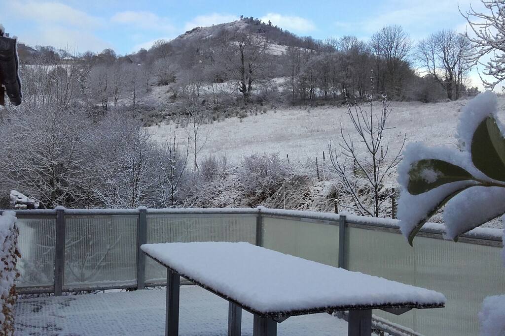 La terrasse à l'arrière du logement sous la neige.