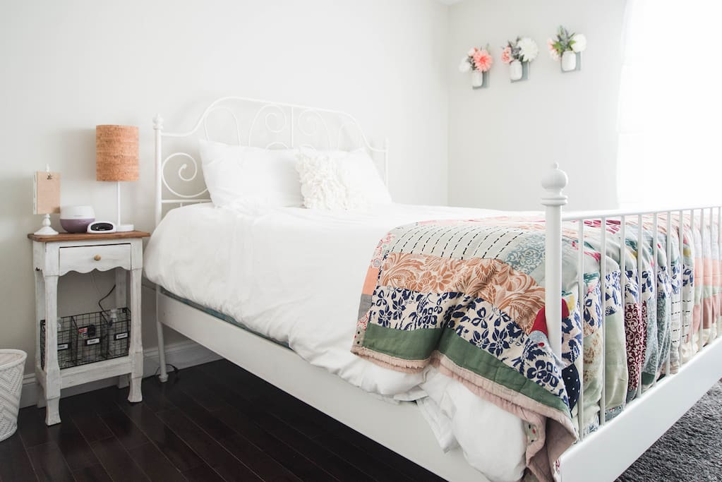 Guest bedroom with queen bed. Alarm clock, essential oil diffuser, water bottles, ceiling fan, extra pillows blanket and hangers in the closet, memory foam mattress cover..We've thought of it all!