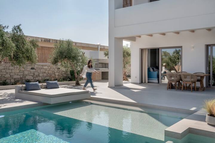 Heated pool *Walk to Taverna * 500mt to the beach gallery image 2