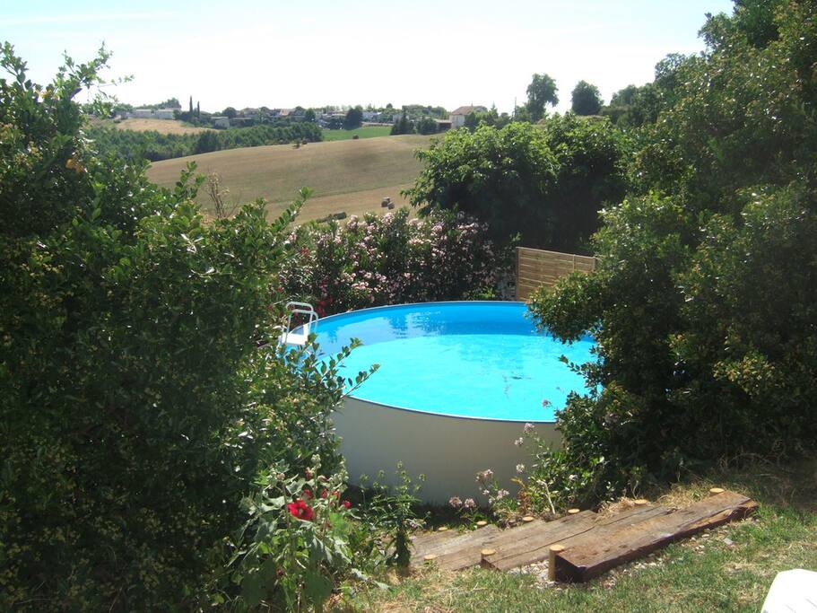 Terrasse avec accès direct sur la piscine privée