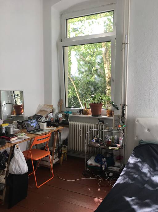Room: working space (table)