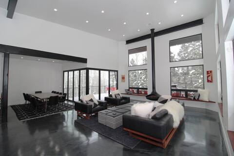 Ski-in/Ski-out, king beds, hot tub, theater room