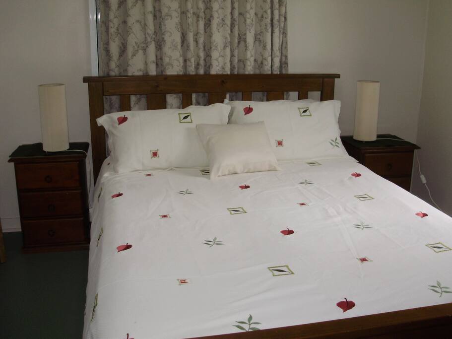 Bed one queen size bed