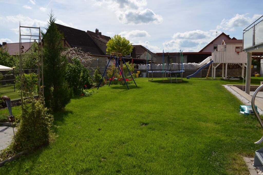 Garten mit Rutsche und Trampolin