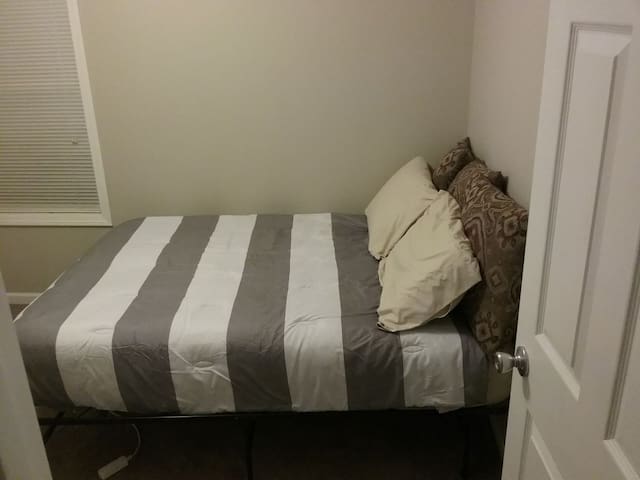 Full Bed and kitchen access near Fort Riley