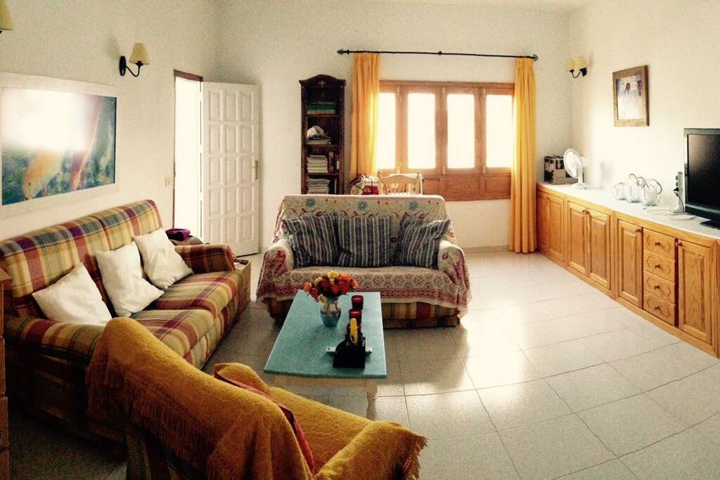 salón principal con television