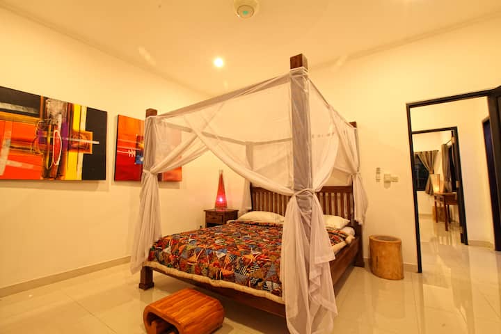 Spálňa s manželskou posteľou veľkosti Kingsize