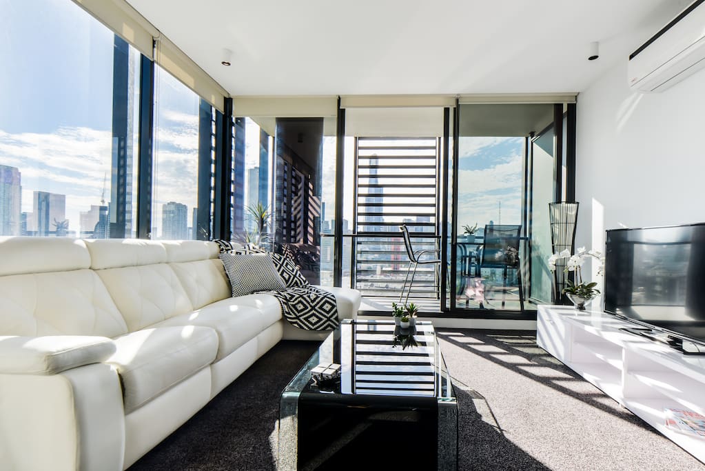 "Beautiful apartment! Fantastic view!!! Hosts were very helpful and responded very quickly!!! Would definitely recommend!" - Sally April 2017