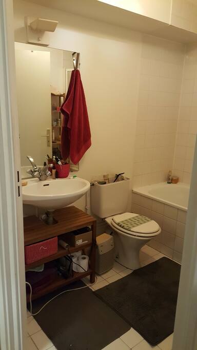 Salle de bain avec baignoire et WC