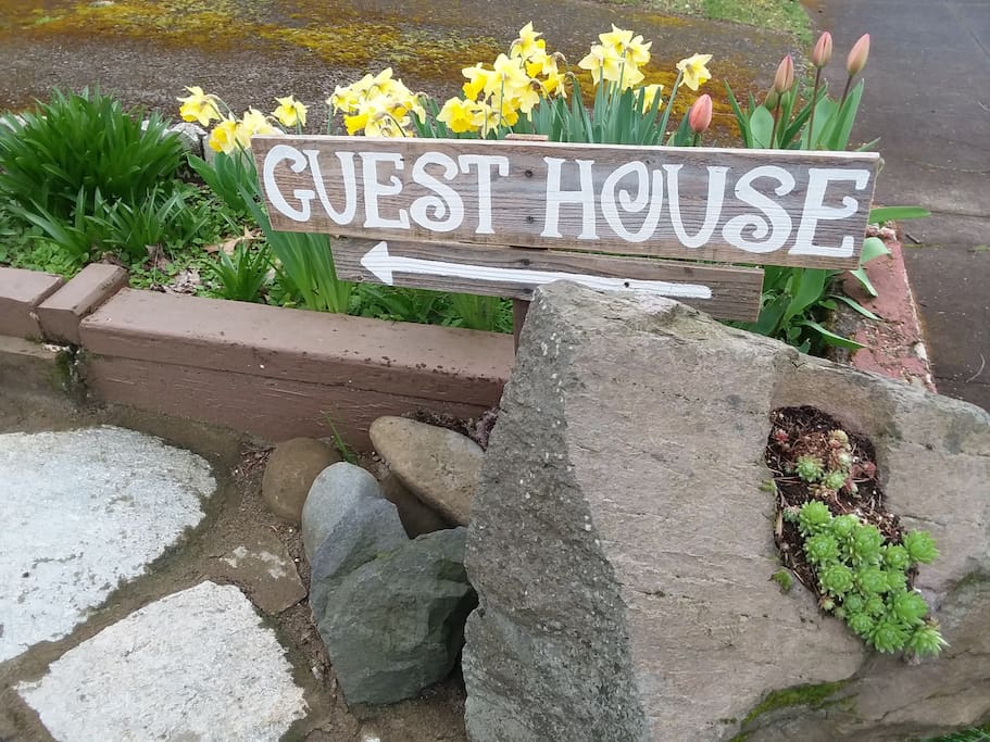 Sign pointing the way to the guest house visible from sidewalk