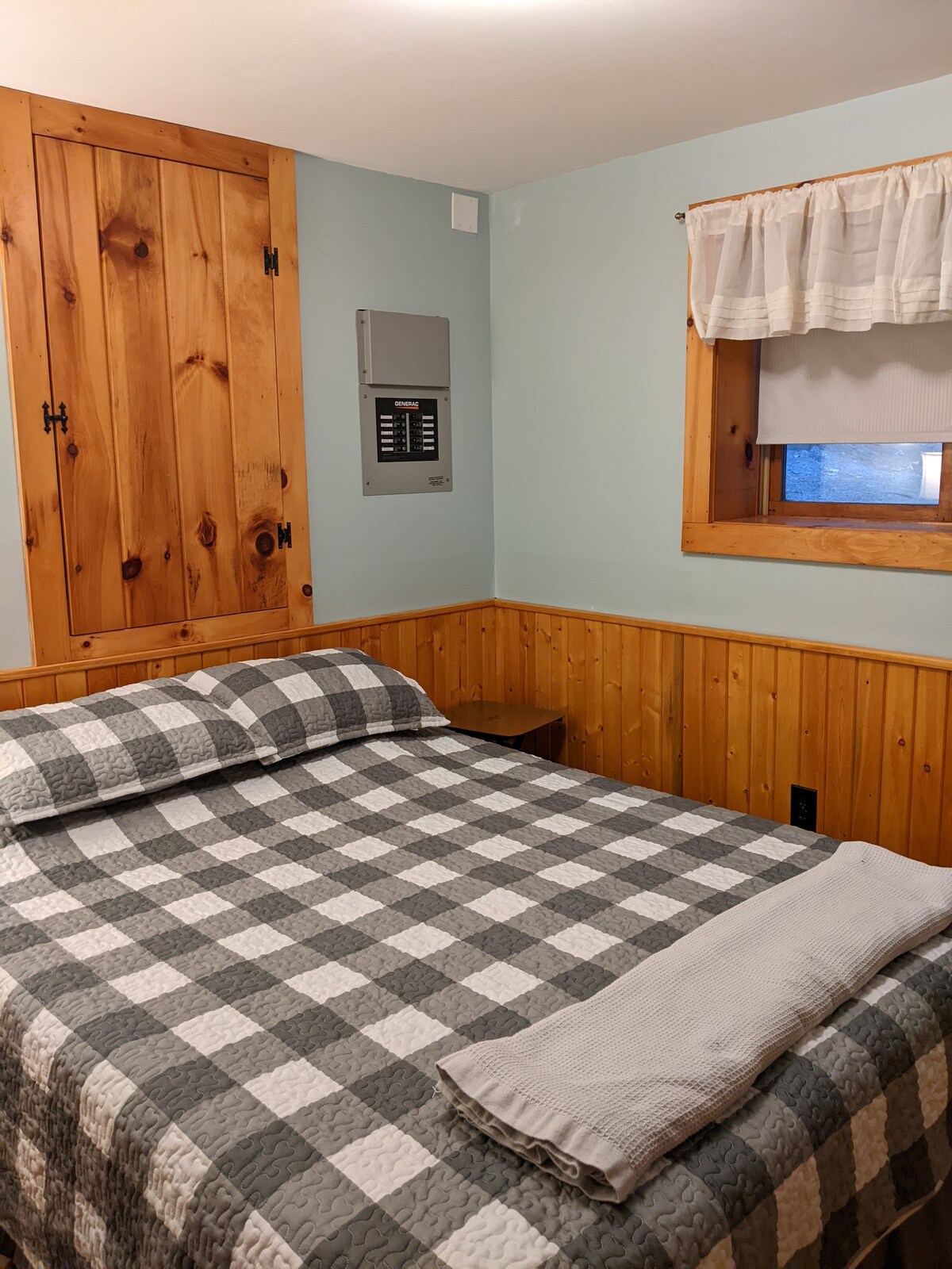 ห้องนอนชั้นล่าง 2 เตียงควีนไซส์