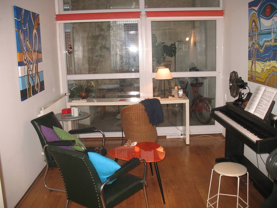 Dans la chambre, petit salon avec espace extérieur pour se détendre ou fumer