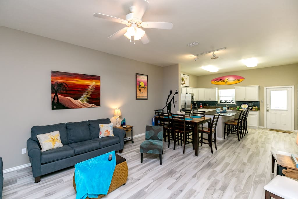 Open floorplan in the main living area is great for groups!