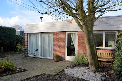 Popular Airbnb listing: Bungalow in Noordwijkerhout near Lake in Noordwijkerhout Buitengebied