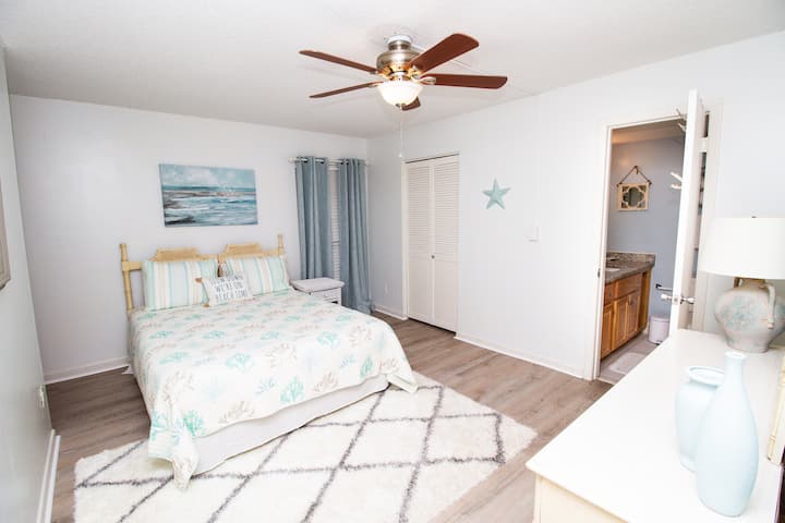 Dormitorio 2 con baño privado y lavadero.