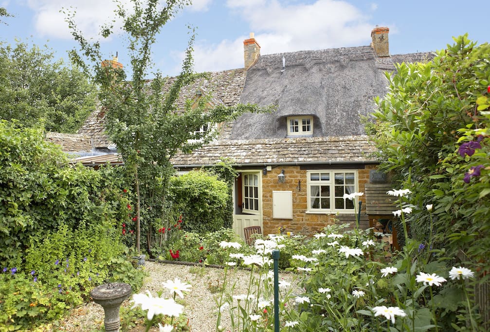 Rose Cottage in the Cotswolds with accommodation for 2 guests
